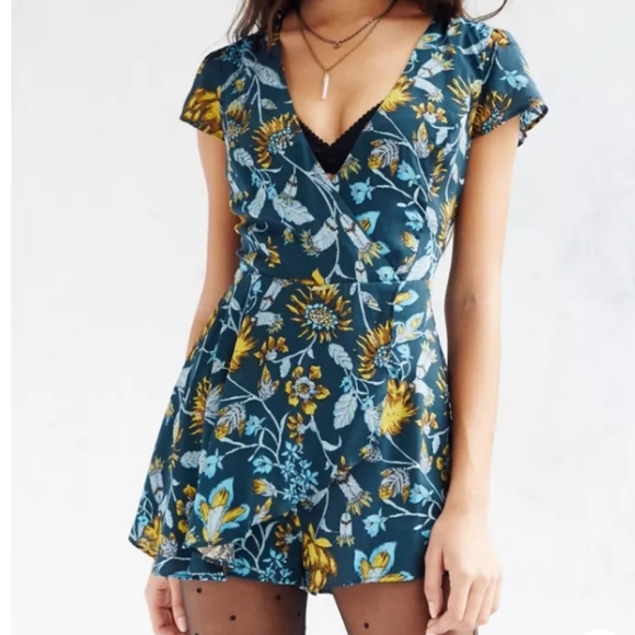 Kimchi Blue Anita Ruffle Front Skort Romper Size 2 - Picture 2 of 4